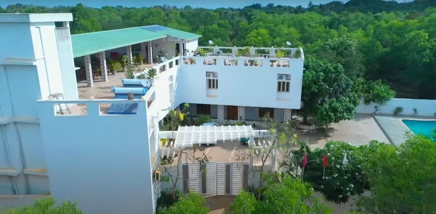 04 front view - Guest House with 24 Rooms in Auroville