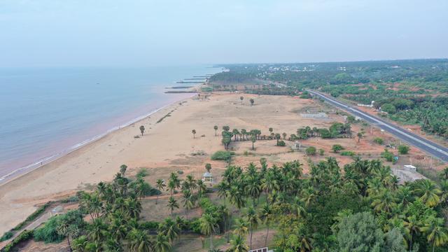 01 drone view beach - Land right on Sea Shore in Periyamudaliyar Chavadi - Auroville